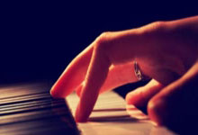 亚马尔现场观看WWE赛事,手举腰带与兰迪-奥顿等人合影.